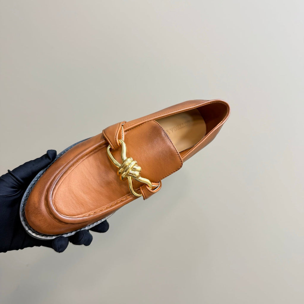 BOTTEGA VENETA ASTAIRE LOAFER IN CINNAMON BROWN CALFSKIN WITH GOLD HARDWARE