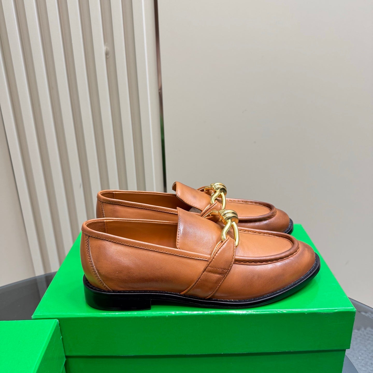 BOTTEGA VENETA ASTAIRE LOAFER IN CINNAMON BROWN CALFSKIN WITH GOLD HARDWARE