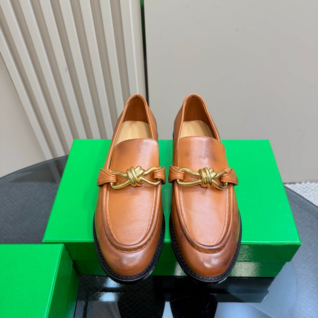 BOTTEGA VENETA ASTAIRE LOAFER IN CINNAMON BROWN CALFSKIN WITH GOLD HARDWARE