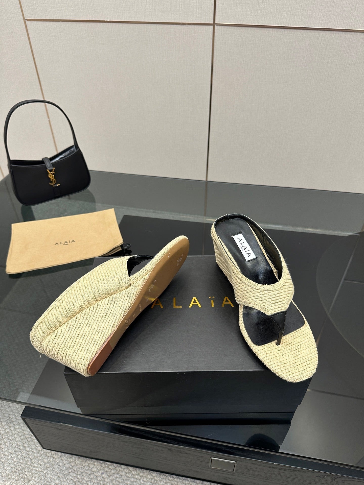 ALAIA WEDGE THONG SANDALS 25S IN LIGHT BEIGE RAFFIA